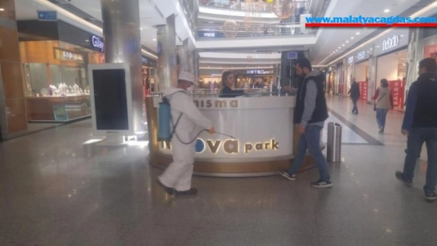 Ninova Park AVM'de dezenfekte çalışması