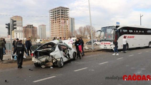 Nişanlı çifti trafik kazası ayırdı