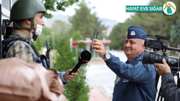 Nöbetteki askere komutanın sürprizi duygulandırdı