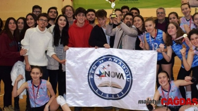 Nova'da üç kupa bir arada