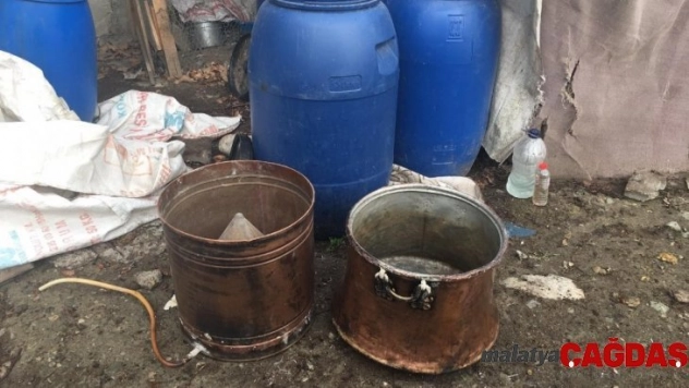 Ocakta kaçak alkol kaynatırken yakalandı
