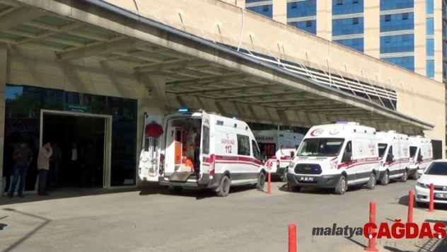 Odun yerine ayağını kesti