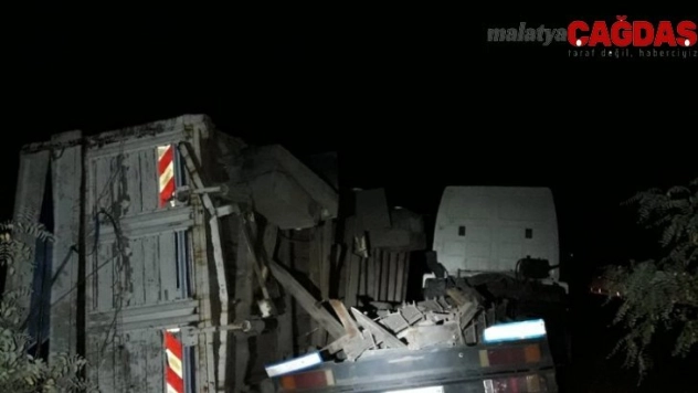 Odun yüklü kamyon devrildi