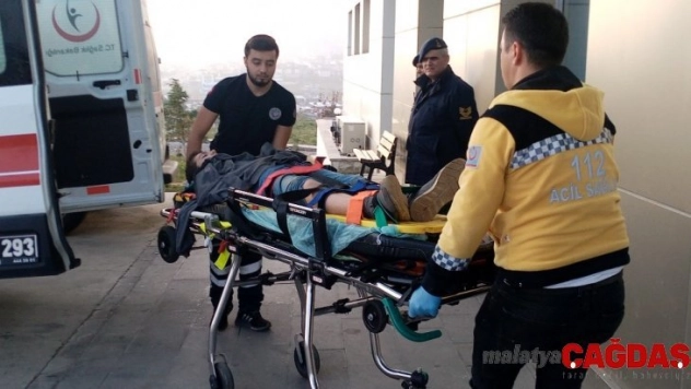 Odun yüklü römork devrildi: 3 yaralı