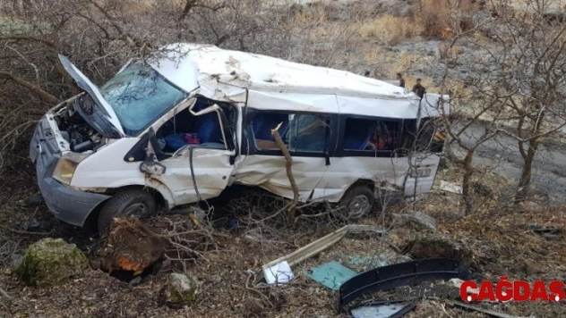 Öğrenci servisi şarampole yuvarlandı: 2 ölü, 11 yaralı