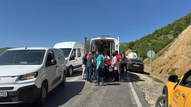 öğrenci servisinin devrilmesi sonucu 14 kişi yaralandı