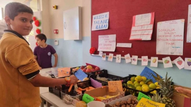 Öğrenciler 'Dürüstlük Manavı' ile güvenilir olmayı öğreniyor