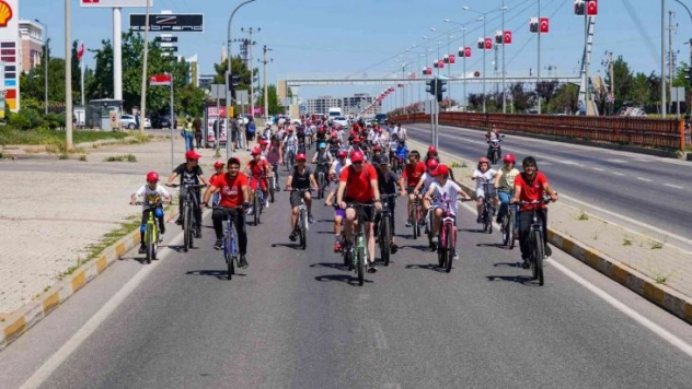 Öğrenciler 'Temiz Diyarbakır' için pedal çevirdi