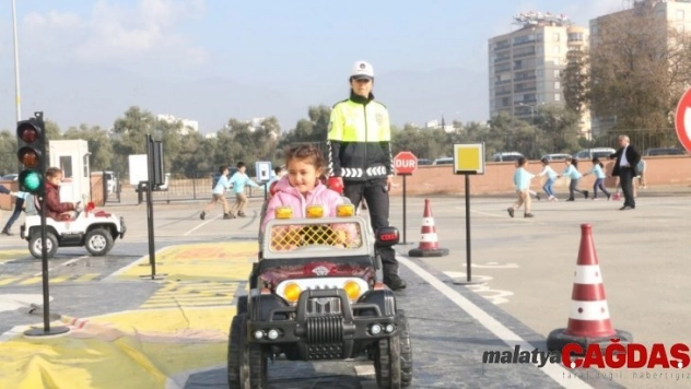 Öğrenciler akülü araba kullandı, trafik kurallarını öğrendi