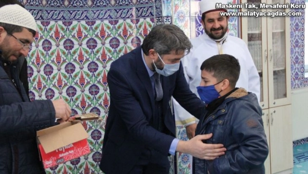 Öğrenciler, din görevlisi Mehmet Çelebi'ye gözyaşları içerisinde veda ettiler