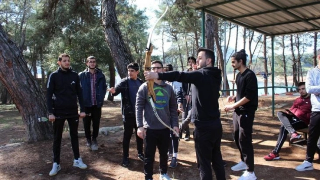 Öğrenciler doğa sporları dersi uygulamalarını kampta yaptı