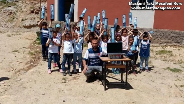 Öğrenciler, harçlıklarıyla hediye alıp akranlarına gönderdi