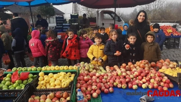 Öğrenciler hem alışveriş yaptılar hem yediler