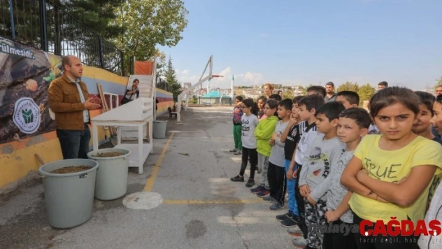 Öğrenciler kompost gübre ile toprağa can verdi