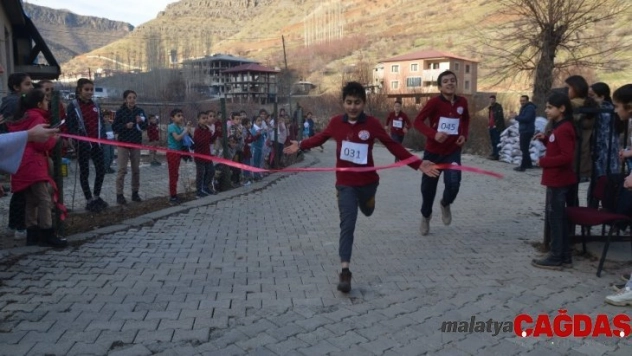 Öğrenciler köy meydanında yarıştı