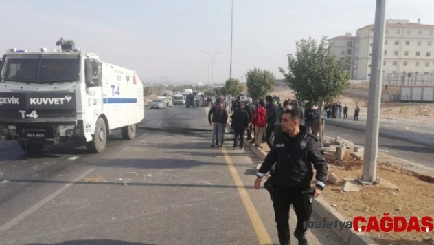 Öğrenciler lastik yakıp yol kapattı