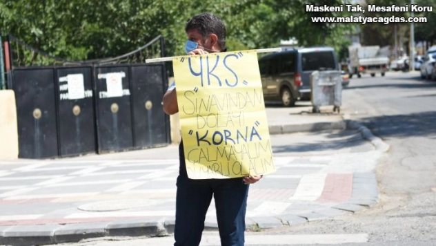 Öğrenciler rahatsız olmasın diye sınav boyunca pankartla sürücüleri uyardı