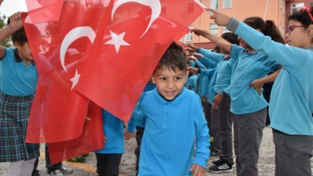 Öğrenciler Türk bayrağı altında okula girdi