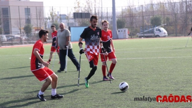 Öğrenciler ve ampute takımı futbol maçı yaptı