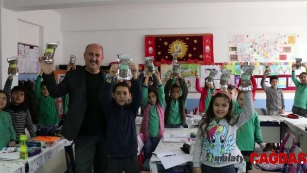 Öğrenciler, yeni yıl hediyelerini sokak hayvanlarına verecek