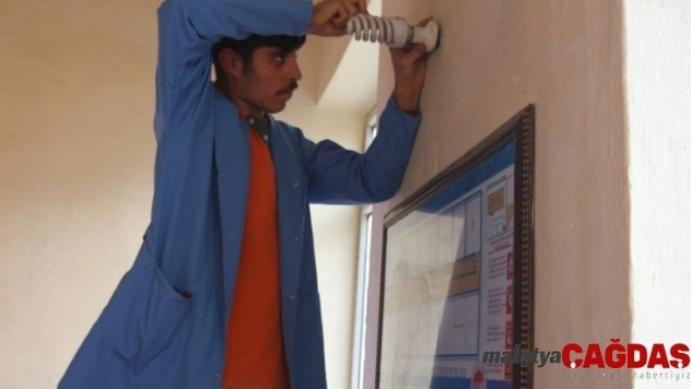 Öğrencilerden oluşan 'Mobil Tamir Ekibi' okulları onarıyor