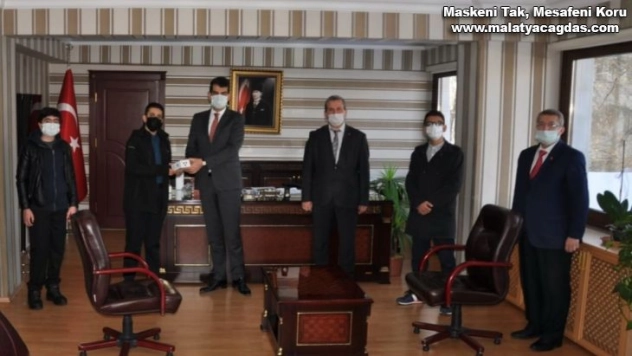 Öğrencilerden sosyal mesafe cihazı