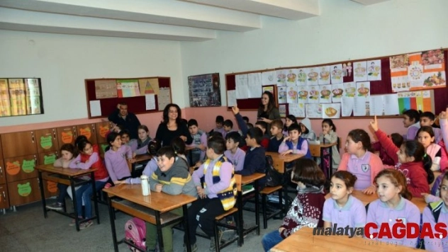 Öğrencilere 'Balık ye sağlık ol' eğitimi veriliyor