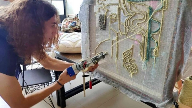 Öğrencilere halı üretimi uygulamalı gösterildi