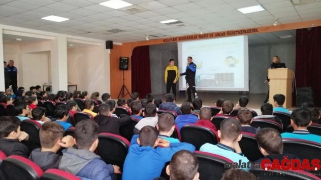 Öğrencilere, sosyal medya bağımlılığı anlatıldı