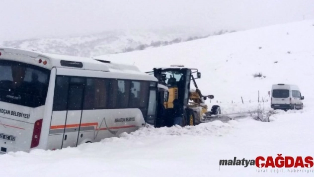 Öğrencileri taşıyan midibüs kara saplandı, ekipler kurtardı