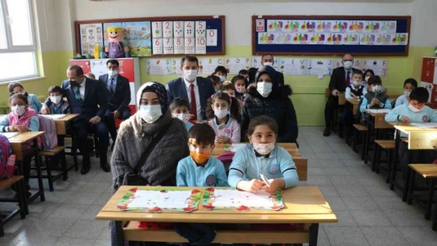 Öğrencilerin karne heyecanına Vali ve Belediye Başkanı da ortak oldu