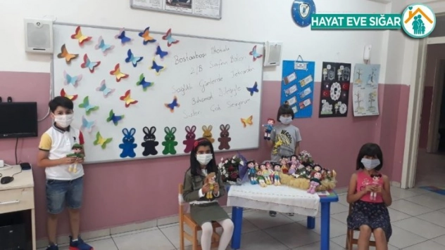 Öğrencileriyle buluşup hediye verdi