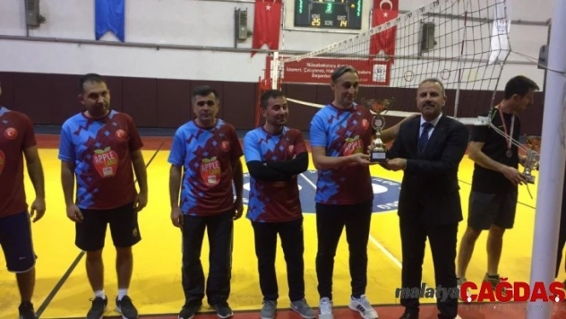 Öğretmenler Arası Voleybol Turnuvası Şampiyon Yukarı Gökdere Ortaokulu