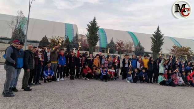 Öğretmenler dart ve bocce turnuvasında stres attı