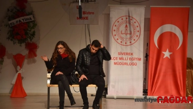 Öğretmenler engelli öğrenciler için sahneye çıktı