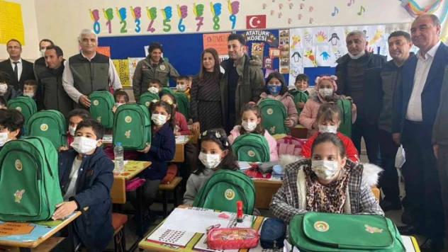 Öğretmenler Günü'nde Nurcan öğretmene ve öğrencilerine 400 fidanla sürpriz yapıldı