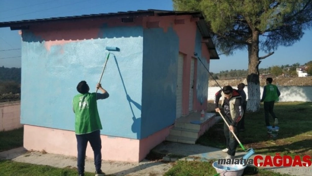Öğretmenler Gününde köy okulunu boyadılar