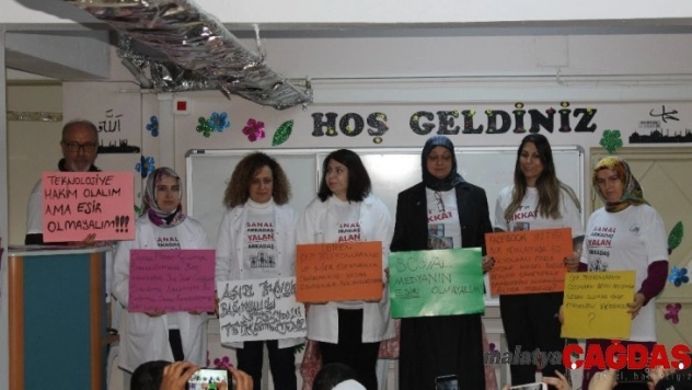Öğretmenler sahneye çıkıp teknoloji bağımlılığına dikkat çektiler