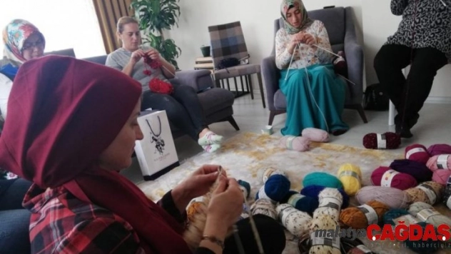 Öğretmenler ve veliler, öğrenciler için atkı ördü