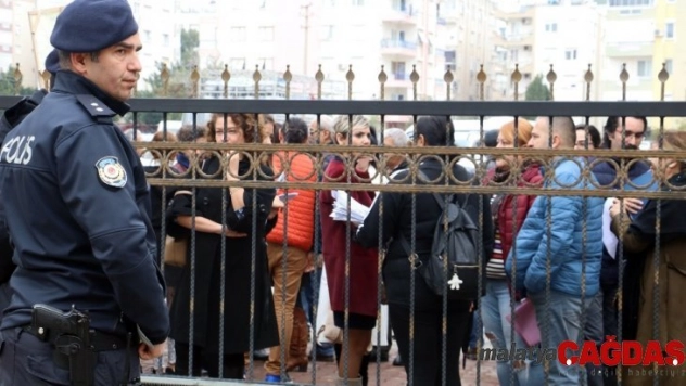 Öğretmenleri işi bırakan kolejin velileri, il milli eğitim müdürlüğü önünde toplandı