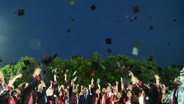 OKÜ'de mezuniyet coşkusu