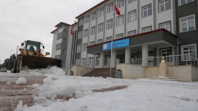 Okul bahçelerinde kar temizliği