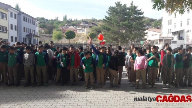 Okul bahçesinde öğrencilerden komando marşı