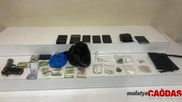 Okul çevresinde uyuşturucu madde satan 2 şüpheli kıskavrak yakalandı