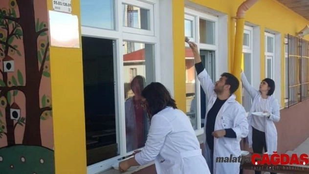 Okul idareciler ve öğretmenler tarafından boyandı