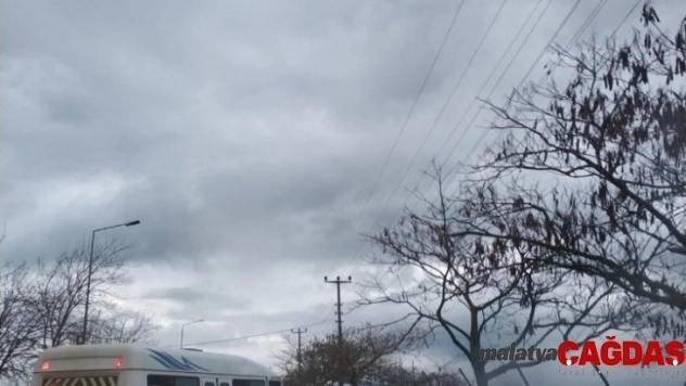 Okul servisi ile otomobil çarpıştı 4 yaralı