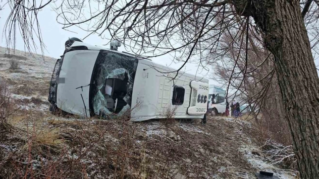 Okul servisi yan yattı, 14'ü öğrenci 15 kişi yaralandı