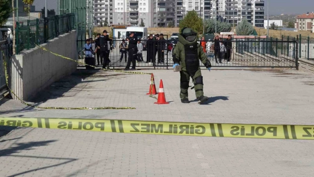 Bomba İmha Uzmanı İnceledi: Şüpheli Cisim Boş Havai Fişek Rampası Çıktı