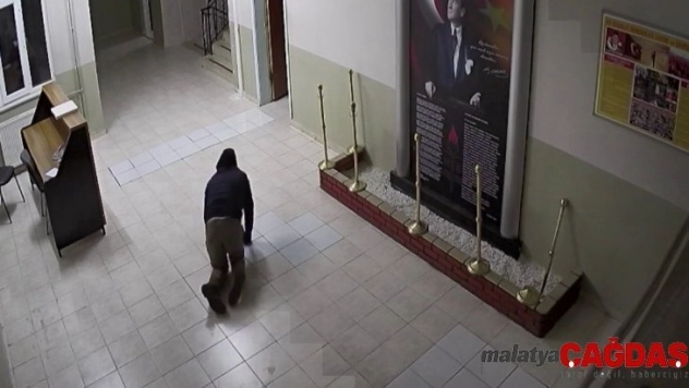 Okula giren hırsız, dışarıdan görünmemek için emekleyerek üst kata çıktı