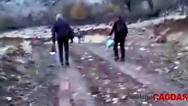 Okula gitmek için her gün 3 kilometre yürüyorlar